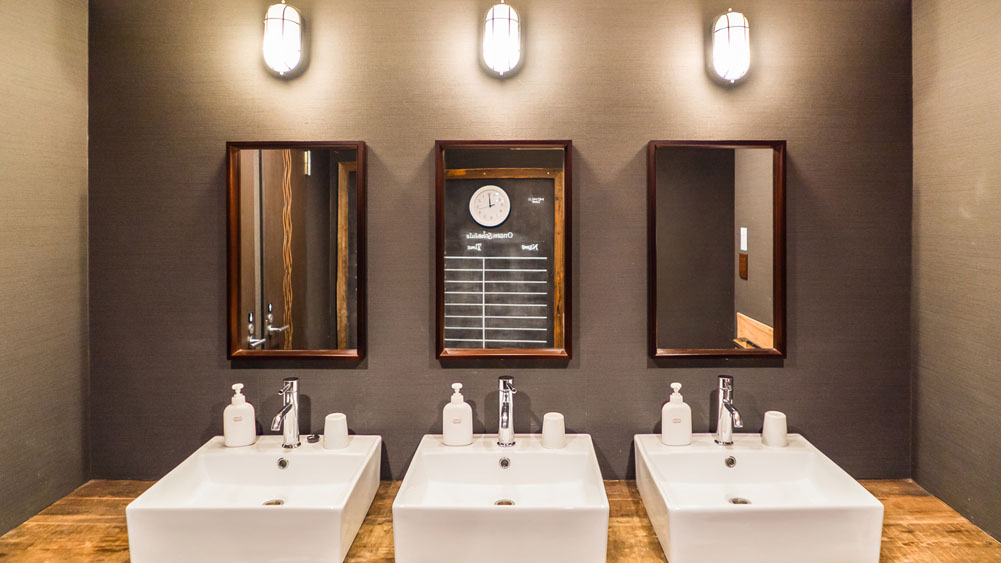 Momiji Lodge - Bathroom With Three Sinks